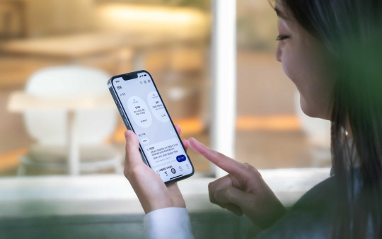 SK텔레콤 홍보모델이 '에이닷(A.) 전화'의 홈화면에서 최근 통화 기록을 확인하고 있다. SK텔레콤 제공